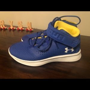 2Y never worn under armour sneakers
